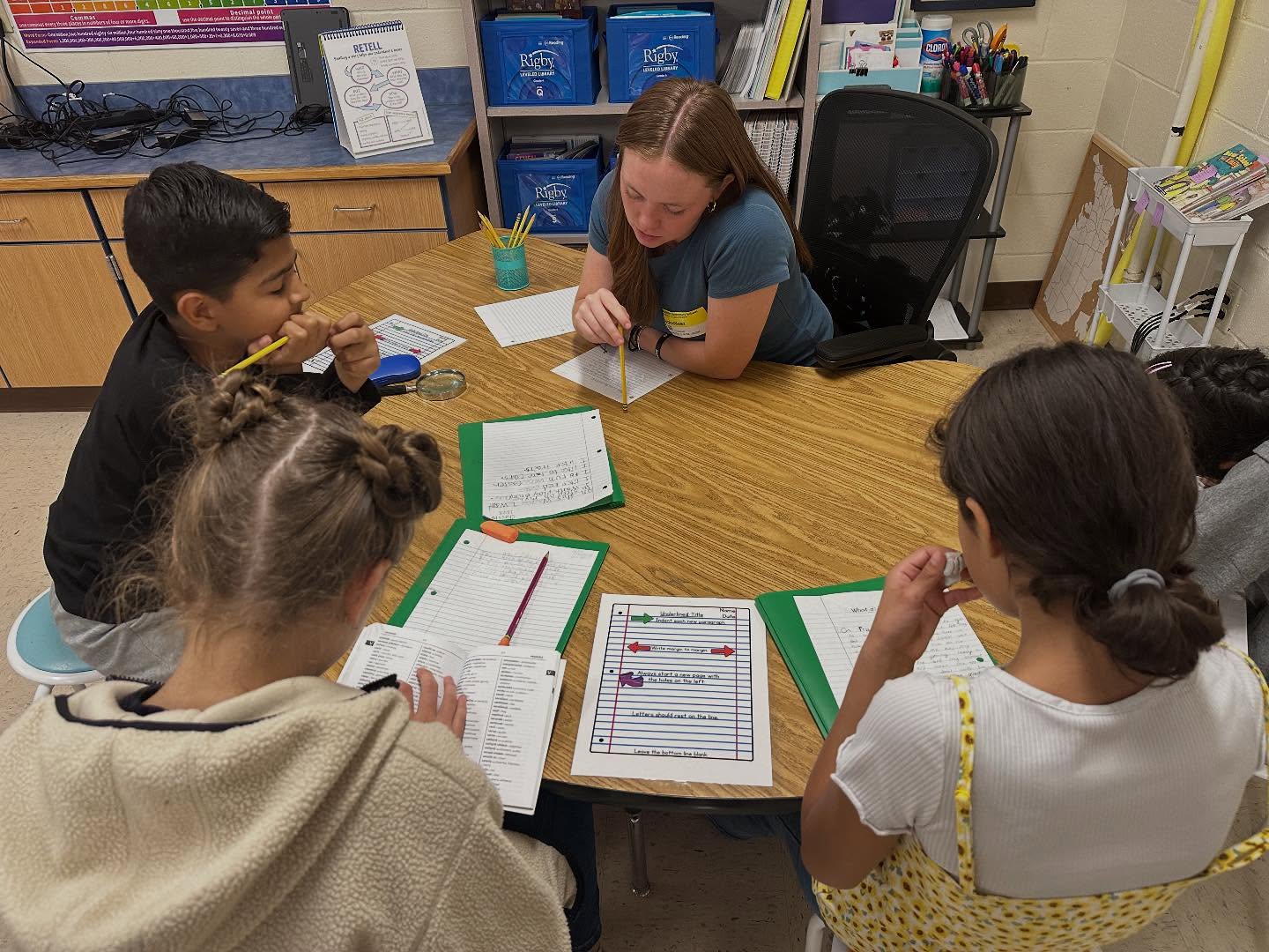 High school intern tutoring elementary students