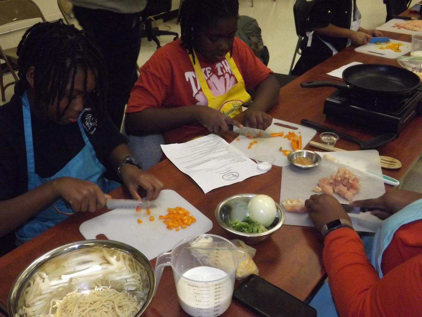 Chef Victoria leading a healthy cooking class for families at the Richmond City SAFE Center